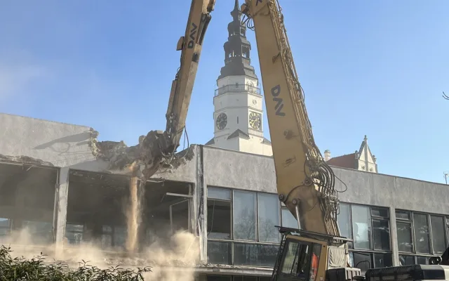 V Opavě dnes začala demolice chátrající Slezanky