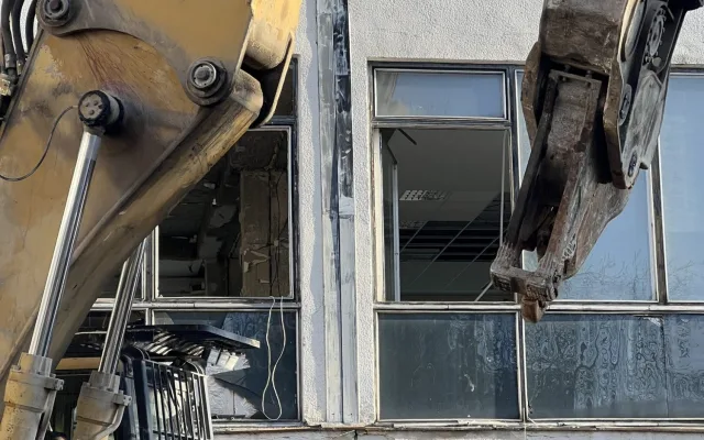 V Opavě dnes začala demolice chátrající Slezanky