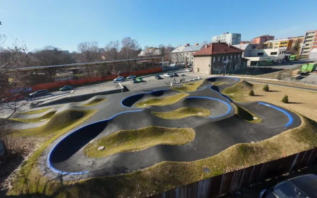 FOTO: V Novém Jičíně je otevřený nový pumptrack. Lidé nesmí šlapat na trávník