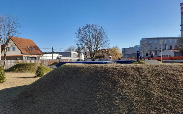 FOTO: V Novém Jičíně je otevřený nový pumptrack. Lidé nesmí šlapat na trávník