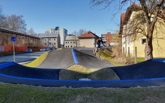 FOTO: V Novém Jičíně je otevřený nový pumptrack. Lidé nesmí šlapat na trávník
