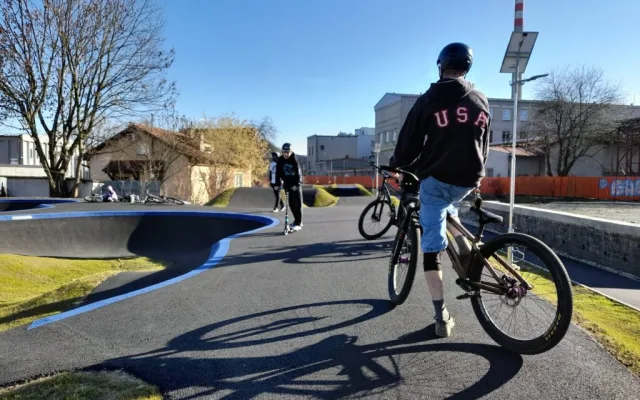 FOTO: V Novém Jičíně je otevřený nový pumptrack. Lidé nesmí šlapat na trávník