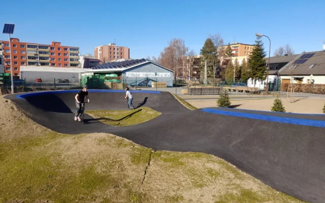FOTO: V Novém Jičíně je otevřený nový pumptrack. Lidé nesmí šlapat na trávník