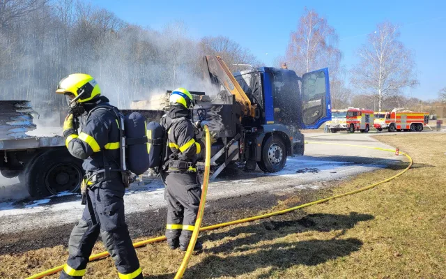Náklaďák začal za jízdy hořet. Řidič se snažil požáru zabránit a vyložit náklad