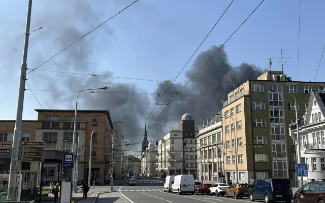 FOTO: V centru Ostravy hoří panelák, kolemjdoucí děsí plameny a hustý dým