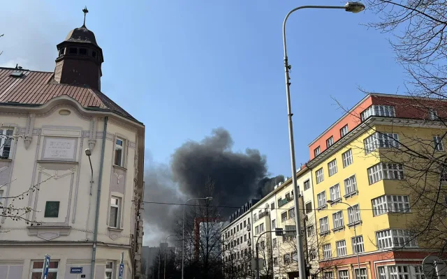 FOTO: V centru Ostravy hoří panelák, kolemjdoucí děsí plameny a hustý dým