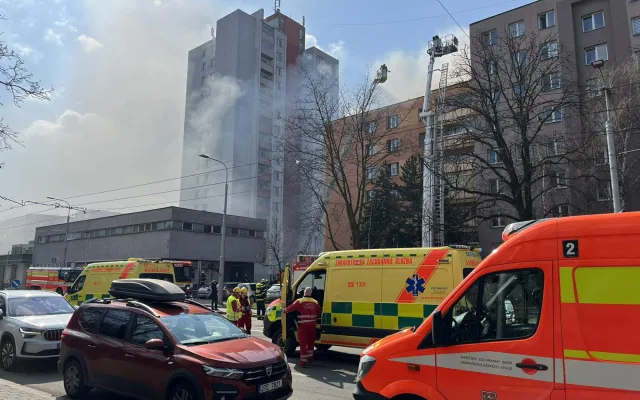 FOTO: V centru Ostravy hoří panelák, kolemjdoucí děsí plameny a hustý dým