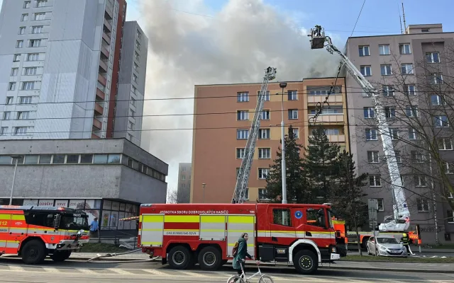 FOTO: V centru Ostravy hoří panelák, kolemjdoucí děsí plameny a hustý dým