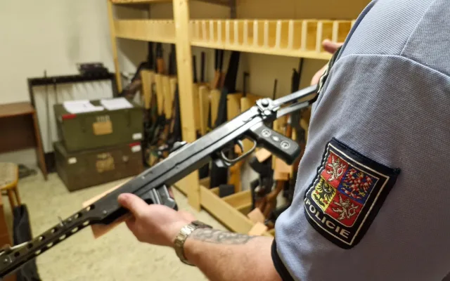 FOTO: Policisté v rámci zbraňové amnestie viděli 150 zbraní. Jaké byly největší rarity?