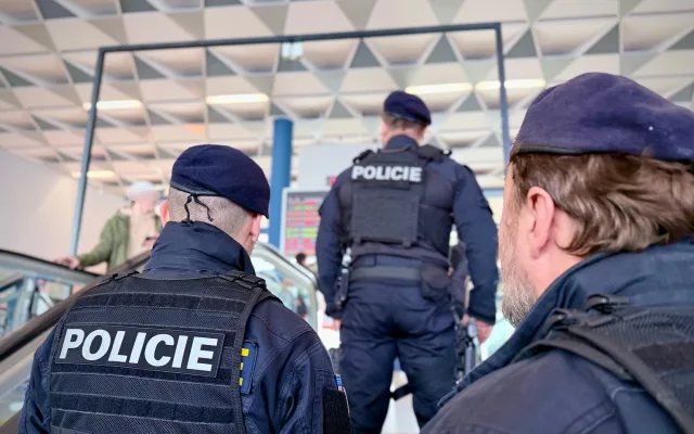 Krajané zbytečně riskují v kolejišti. Policie řešila přestupky i muže s ukradenými kabely