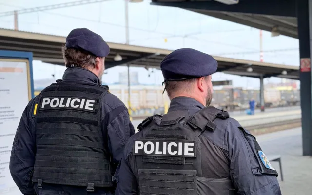 Krajané zbytečně riskují v kolejišti. Policie řešila přestupky i muže s ukradenými kabely