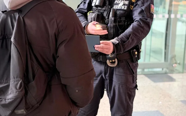 Krajané zbytečně riskují v kolejišti. Policie řešila přestupky i muže s ukradenými kabely