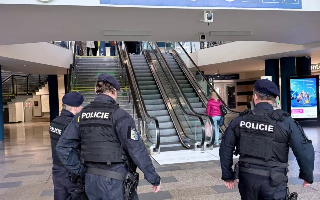 Krajané zbytečně riskují v kolejišti. Policie řešila přestupky i muže s ukradenými kabely