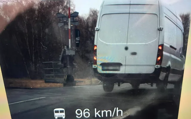 Stovkou přelétli přes koleje. Policisté si posvítili na řidiče u železničních přejezdů