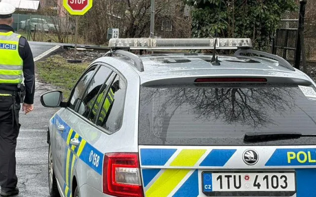 Stovkou přelétli přes koleje. Policisté si posvítili na řidiče u železničních přejezdů