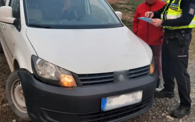 Stovkou přelétli přes koleje. Policisté si posvítili na řidiče u železničních přejezdů