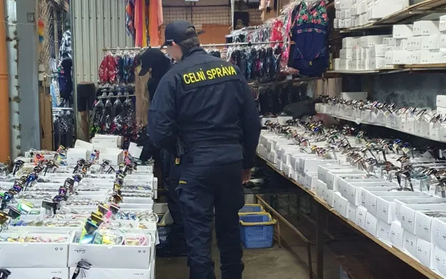 Cizinečtí policisté kontrolovali tržnici v Ostravě. Tři lidé musí opustit Česko