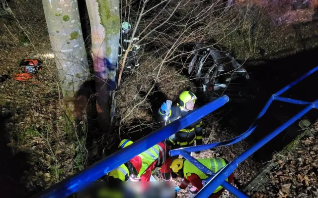 FOTO: Při noční nehodě skončilo auto v potoce, řidič byl pod vlivem drog