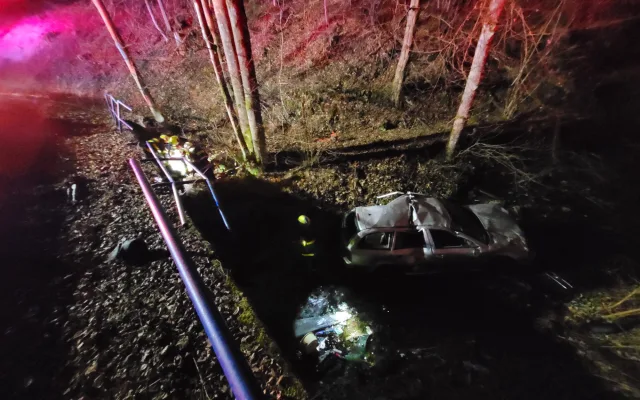 FOTO: Při noční nehodě skončilo auto v potoce, řidič byl pod vlivem drog