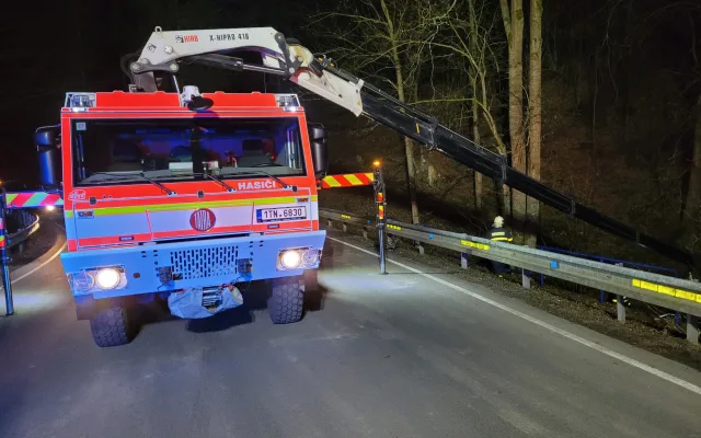 FOTO: Při noční nehodě skončilo auto v potoce, řidič byl pod vlivem drog