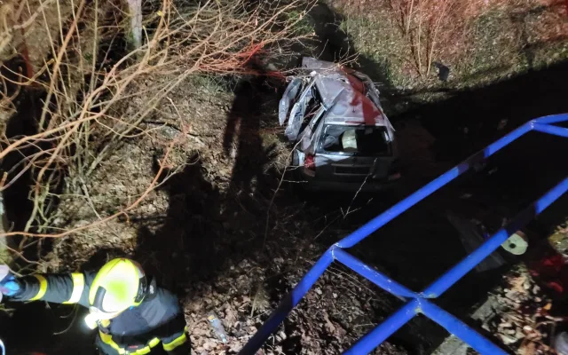 FOTO: Při noční nehodě skončilo auto v potoce, řidič byl pod vlivem drog