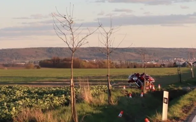 Řidič motocyklu zemřel na Opavsku, nezvládl průjezd zatáčkou