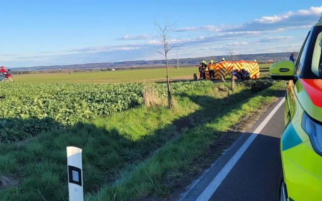 Řidič motocyklu zemřel na Opavsku, nezvládl průjezd zatáčkou
