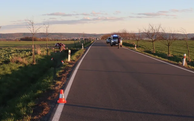 Řidič motocyklu zemřel na Opavsku, nezvládl průjezd zatáčkou