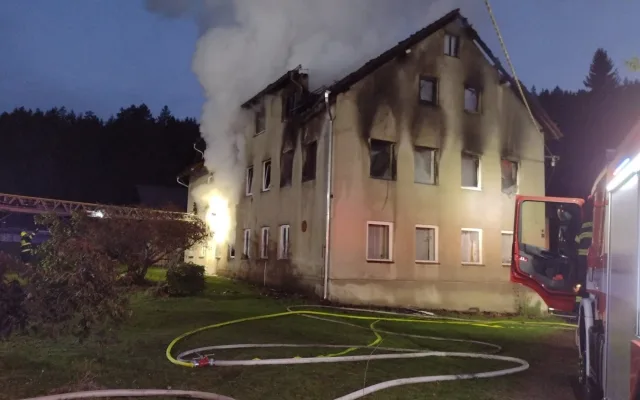 Požár rodinného domu v Nové Roli zaměstnal sedm jednotek hasičů