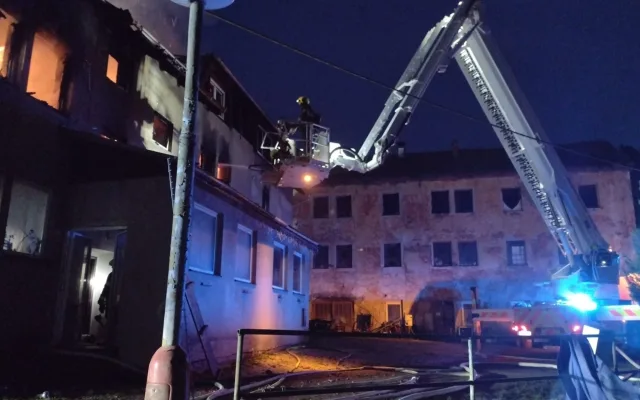 Požár rodinného domu v Nové Roli zaměstnal sedm jednotek hasičů