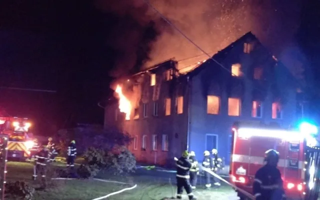 Požár rodinného domu v Nové Roli zaměstnal sedm jednotek hasičů