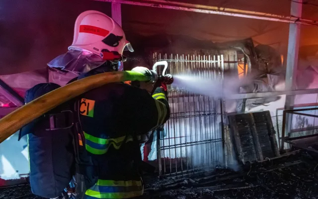 O život bojuje muž, který utrpěl rozsáhlé popáleniny při požáru v průmyslové hale