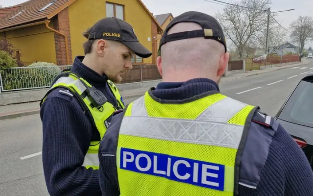 FOTO, VIDEO: Policisté v příhraničí zkontrolovali šest set aut a sedm set osob
