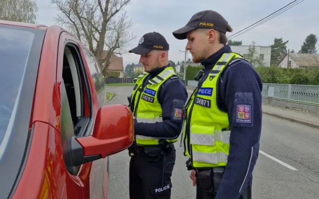 FOTO, VIDEO: Policisté v příhraničí zkontrolovali šest set aut a sedm set osob