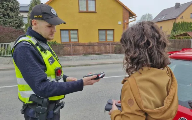 FOTO, VIDEO: Policisté v příhraničí zkontrolovali šest set aut a sedm set osob