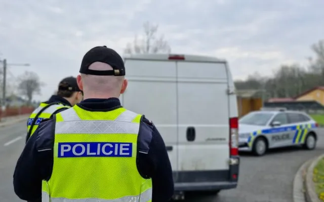 FOTO, VIDEO: Policisté v příhraničí zkontrolovali šest set aut a sedm set osob