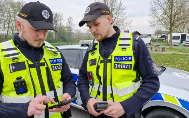 FOTO, VIDEO: Policisté v příhraničí zkontrolovali šest set aut a sedm set osob