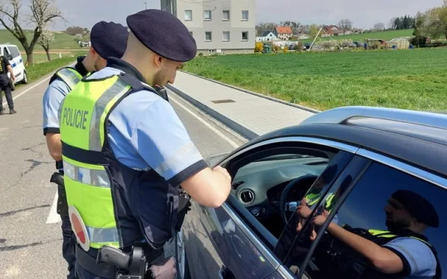 FOTO, VIDEO: Policisté v příhraničí zkontrolovali šest set aut a sedm set osob