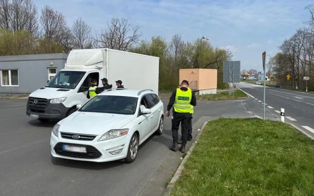FOTO, VIDEO: Policisté v příhraničí zkontrolovali šest set aut a sedm set osob