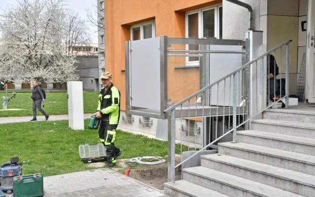 Bydlení bez bariér. Bohumín montuje další plošiny na sídlištích