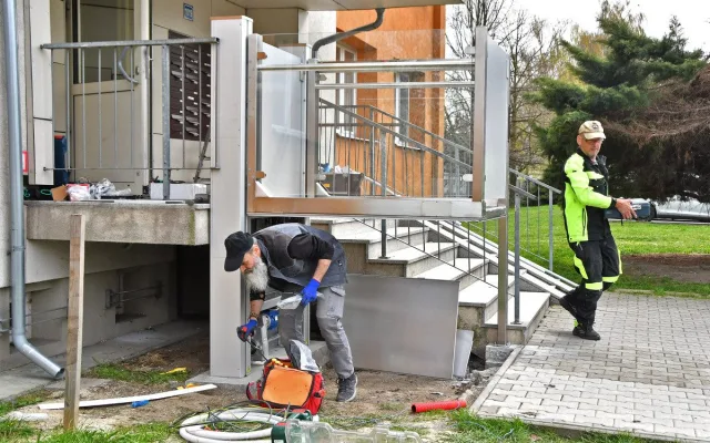 Bydlení bez bariér. Bohumín montuje další plošiny na sídlištích
