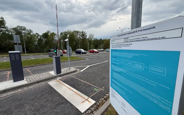 Řidiči pozor! Začíná zkušební provoz parkoviště P+R na Hranečníku, od pondělí se bude platit