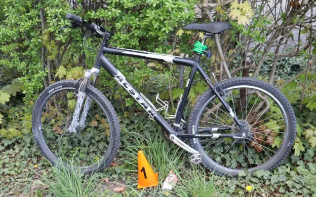 Cyklista nedal přednost autu a po nehodě z místa utekl. Policie hledá jeho i svědky