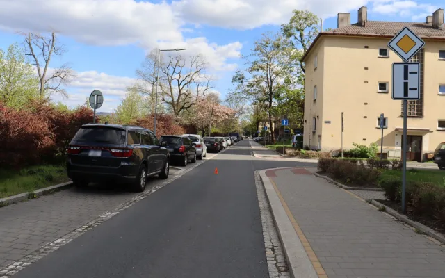 Cyklista nedal přednost autu a po nehodě z místa utekl. Policie hledá jeho i svědky