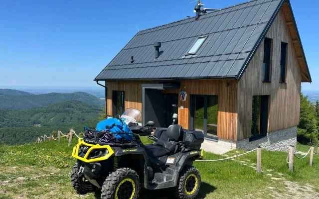 Dva paraglidisté zakončili lety v korunách vysokých stromů, kde zůstali viset