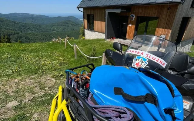 Dva paraglidisté zakončili lety v korunách vysokých stromů, kde zůstali viset