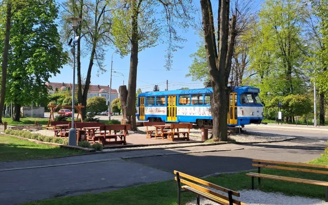 Fajna zastávka láká na kavárnu ve vyřazené tramvaji i posezení u veřejného ohniště