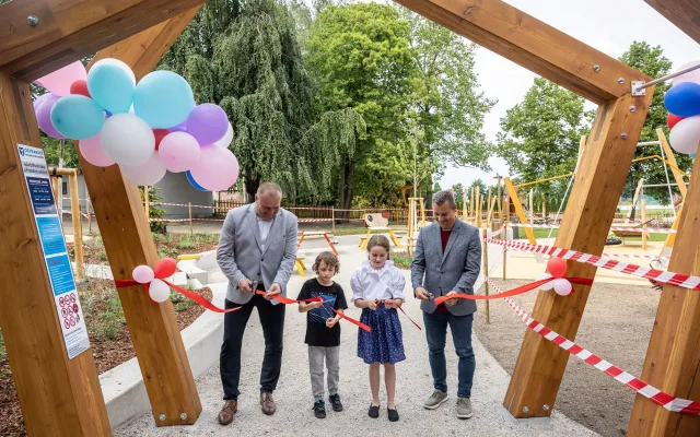 FOTO: Otevřeno. Děti v Polance nad Odrou si začaly užívat nové dětské hřiště