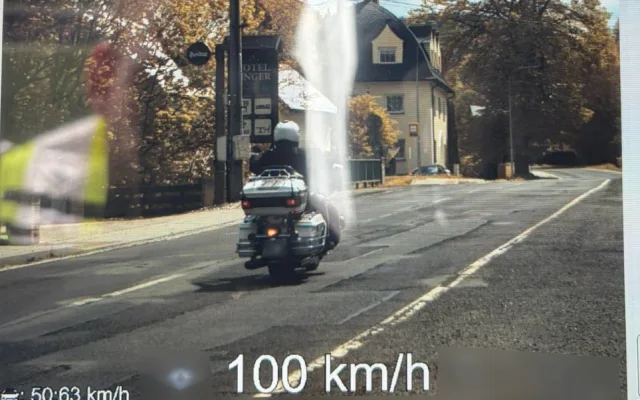 Policie kontrolovala řidiče. Zjistila alkohol, překročení rychlosti i jízdu bez řidičáku