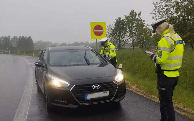 Policie kontrolovala řidiče. Zjistila alkohol, překročení rychlosti i jízdu bez řidičáku